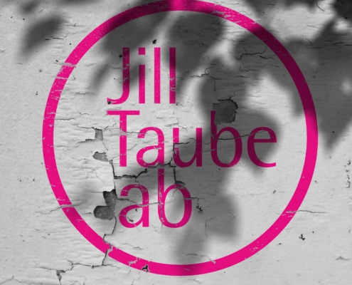Mock-up med logotyp Jill Taube AB i ceriserosa på vit vägg med skugga