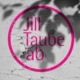 Mock-up med logotyp Jill Taube AB i ceriserosa på vit vägg med skugga